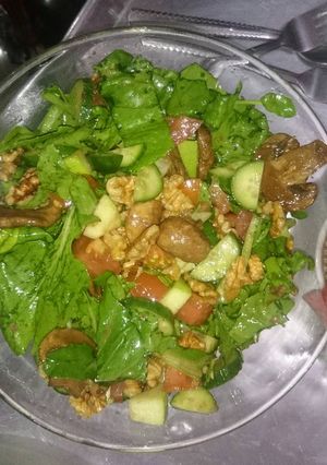 صورة لوصفة سلطة الجرير بالفطر والتفاح والجوز