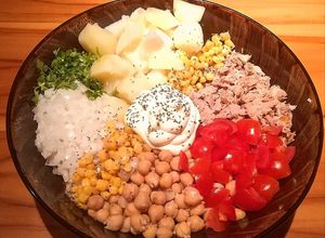 Una foto de Ensalada de garbanzo y atún 🍅🌽🥔