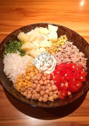 Una foto de Ensalada de garbanzo y atún 🍅🌽🥔