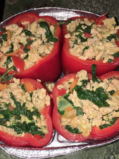 Una foto de Pimientos rojos rellenos de pollo y espinacas