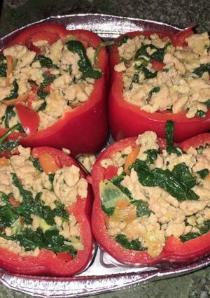 Una foto de Pimientos rojos rellenos de pollo y espinacas