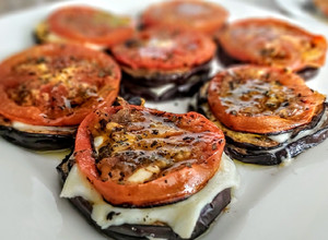 Una foto de BRUSCHETTAS de🍅Tomate y Berenjena🍆Asada...!