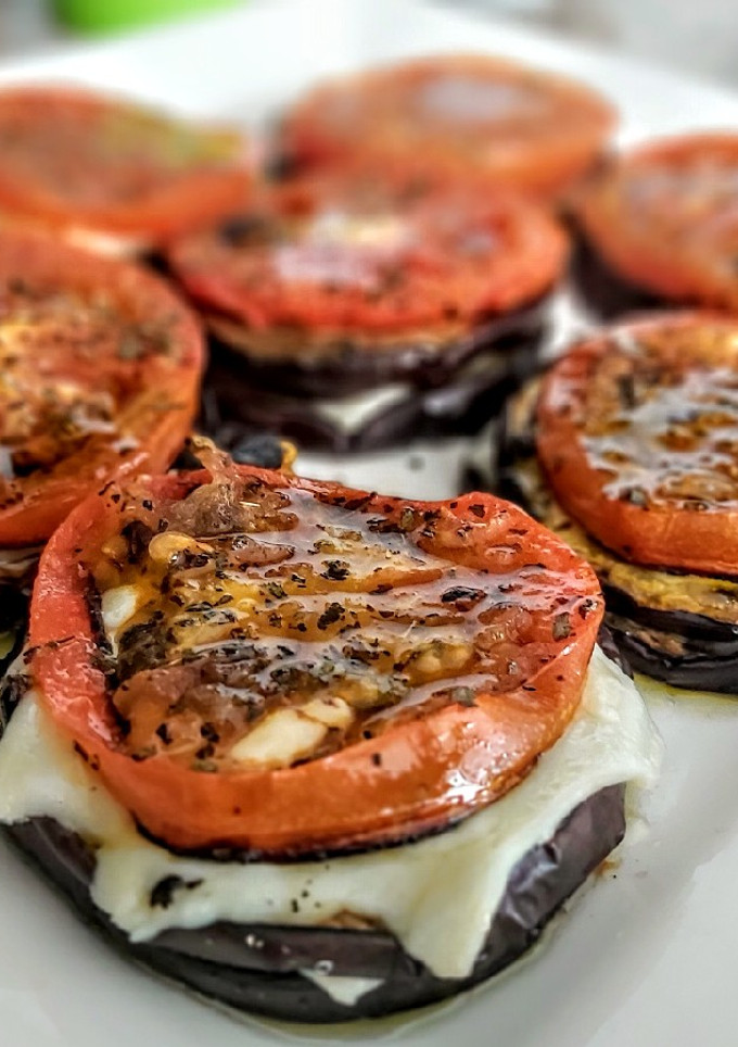Una foto de BRUSCHETTAS de🍅Tomate y Berenjena🍆Asada...!