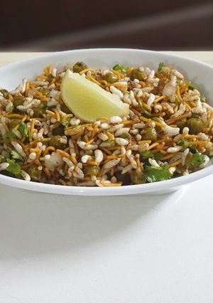 A picture of Kolkata style Jhal Muri.