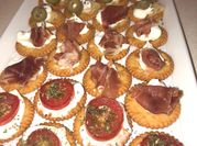 Una foto de aperitivo de tomate y jamón serrano