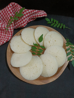 सूजी और दही की इडली (suji aur dahi ki idli recipe in Hindi) रेसिपी मुख्य फोटो