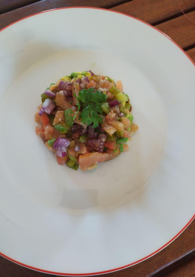 Una foto de Tartar de salmón con vinagreta de soja