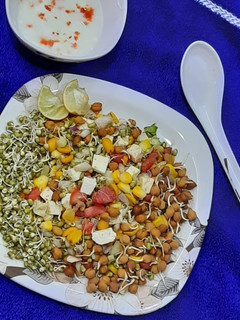 स्प्राउट मूंग चना सलाद(Sprout moong chana salad recipe in Hindi) रेसिपी मुख्य फोटो