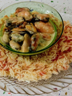 Una foto de Arroz salteado con tomates rosas y mejillones en salsa
