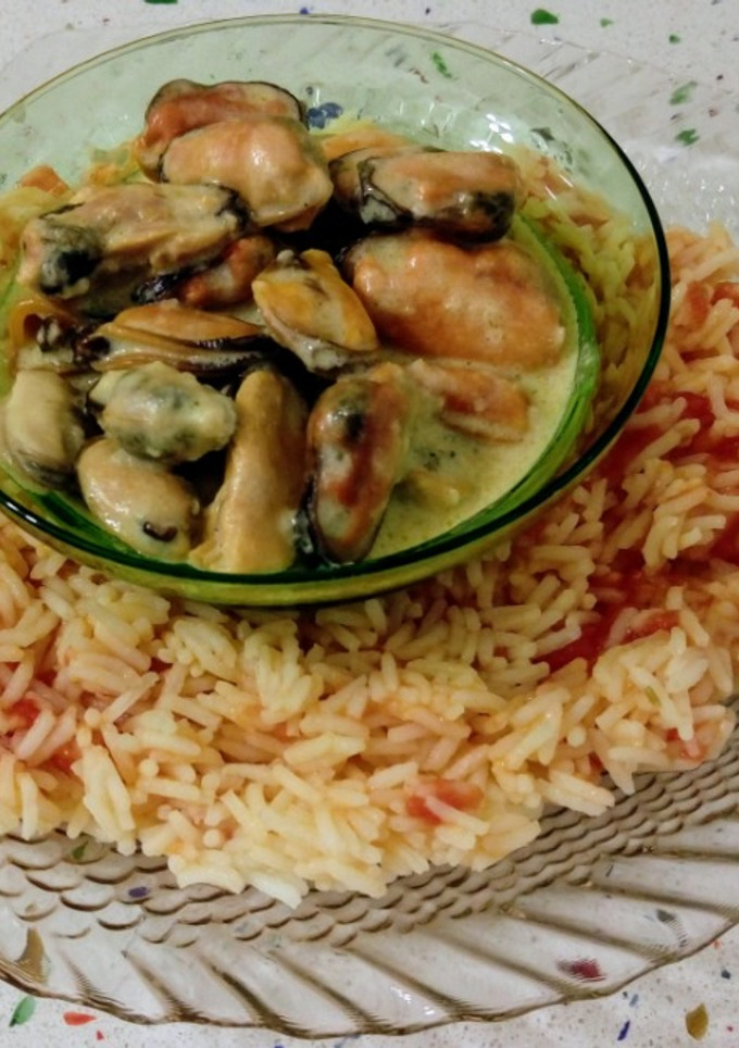 Una foto de Arroz salteado con tomates rosas y mejillones en salsa