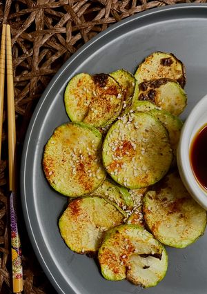 Φωτογραφία της συνταγής 🥢 Κολοκυθάκια στο air fryer με πάπρικα & σουσάμι 💫 spicy & cute!