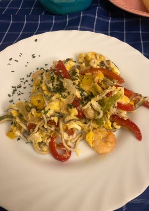 Una foto de Revuelto con verduritas, gulas y gambas