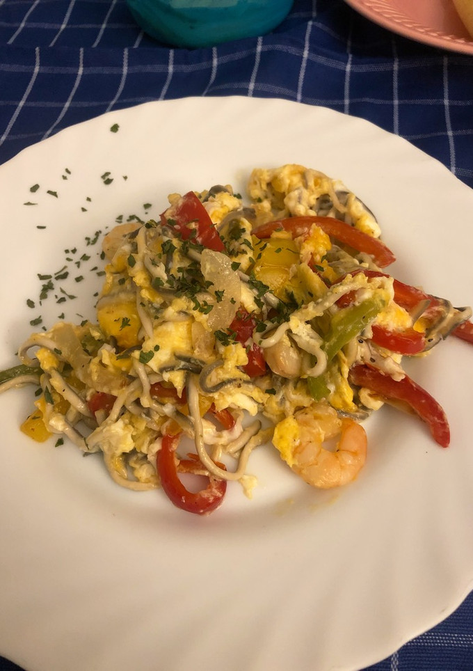 Una foto de Revuelto con verduritas, gulas y gambas
