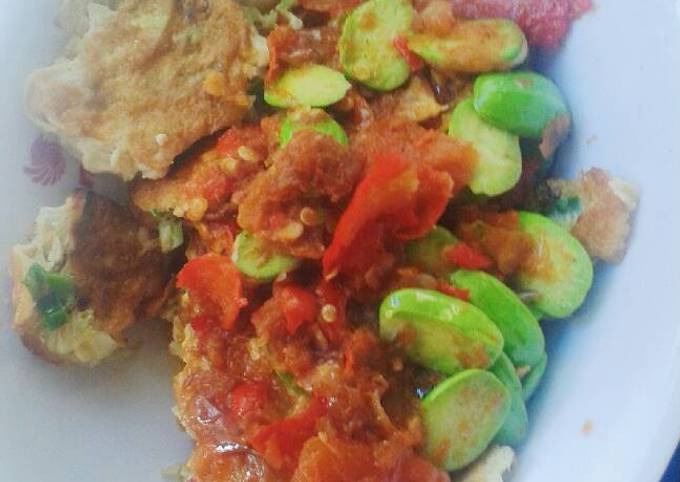 Ini dia! Resep buat Telor dadar sambel pete  lezat