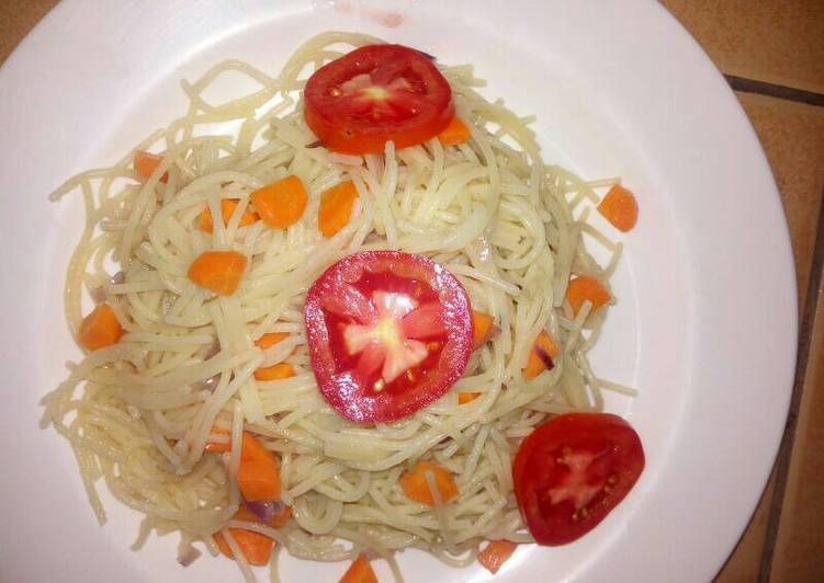 Plain spaghetti with carrots