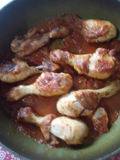 Una foto de Muslitos de pollo con fritada