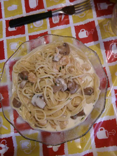 Una foto de Fideos con champiñón y pollo a la crema