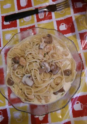 Una foto de Fideos con champiñón y pollo a la crema