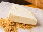 Una foto de tarta de limon