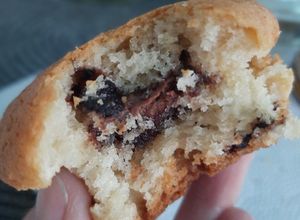 Una foto de Muffin de vainilla con chips de chocolate y un "touch" de Nutella