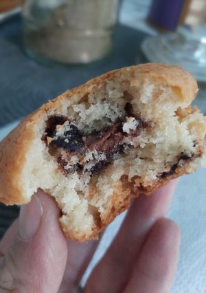 Una foto de Muffin de vainilla con chips de chocolate y un "touch" de Nutella