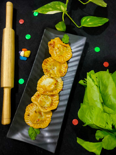 A picture of Spinach-Cottage cheese Schezwan Ravioli (eggless).