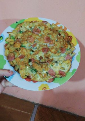 Una foto de Tortilla de papas con cebolla de verdeo y salchichas