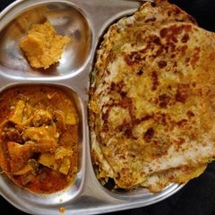 A picture of Alu kulcha and mushroom masala.