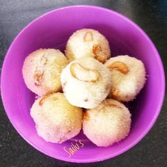 A picture of Rava Ladoo.