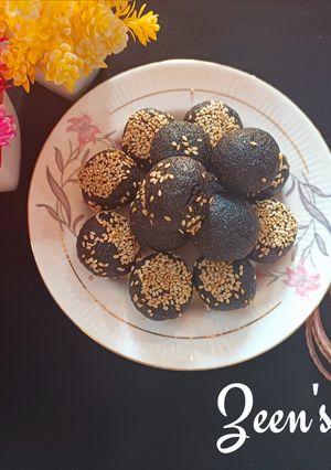 A picture of Black Sesame Laddoos.