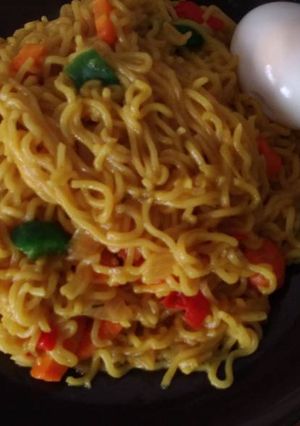 A picture of Indomine with carrots,egg and green pepper.