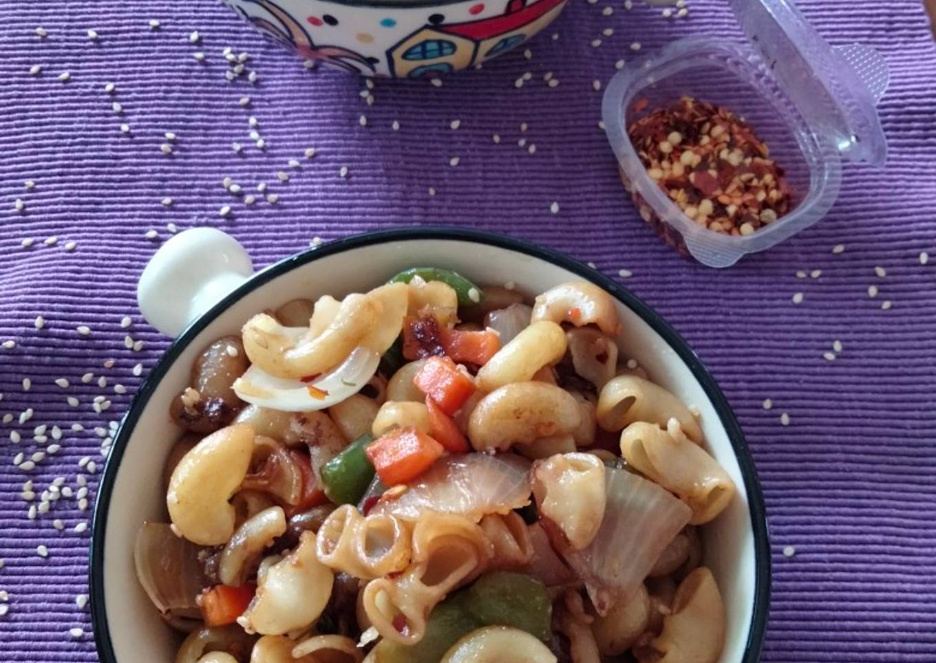 Macaroni in butter and roasted sesame dressing