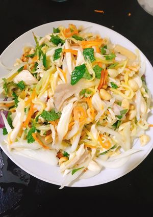 Hình của món Gà xé nộm chua ngọt.