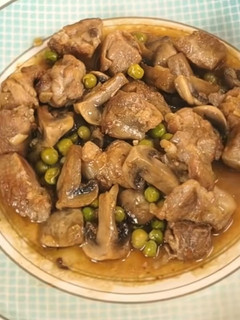 Una foto de Solomillo de cerdo salteado con guisantes, cebolla y patata