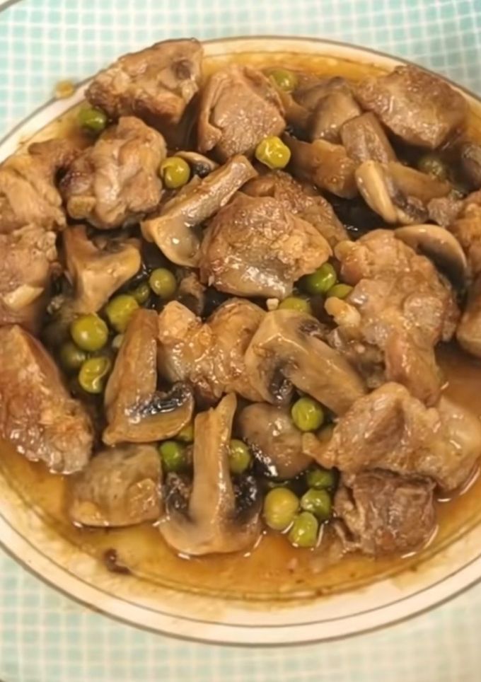 Una foto de Solomillo de cerdo salteado con guisantes, cebolla y patata