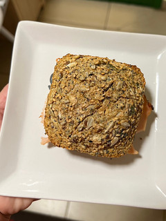 Una foto de Pan integral casero, con pavo y queso tierno