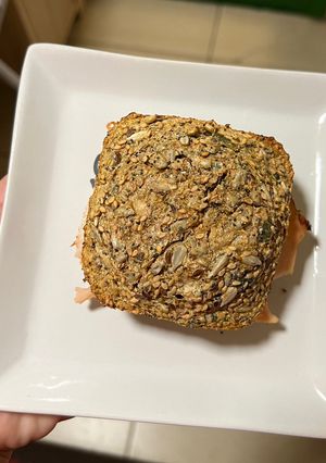 Una foto de Pan integral casero, con pavo y queso tierno