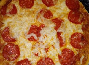 Una foto de Pizza de pepperoni "la espera"