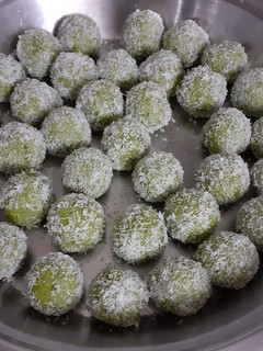 A picture of Coconut paan ladoos.