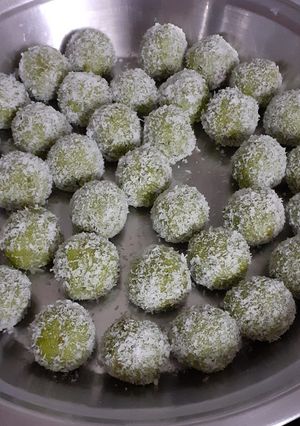 A picture of Coconut paan ladoos.