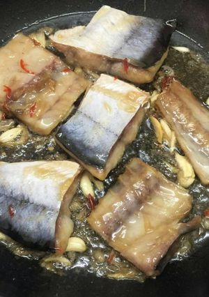 Hình của món Cá hú rim mắm tỏi.