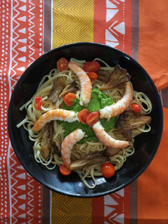Una foto de Tallarines al pesto con setas y langostinos