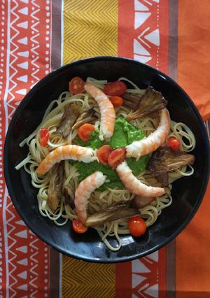 Foto principal de Tallarines al pesto con setas y langostinos