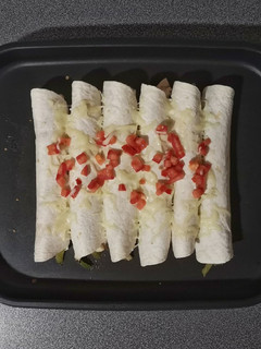 Una foto de Flautas de pollo y verduras