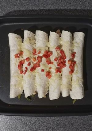 Una foto de Flautas de pollo y verduras