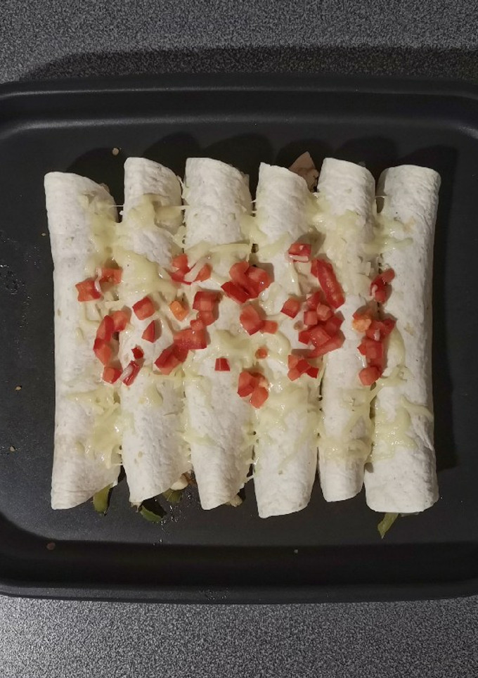 Una foto de Flautas de pollo y verduras