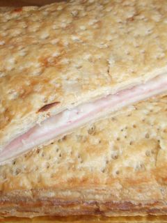 Una foto de Tarta de hojaldre con jamón y quesos variados