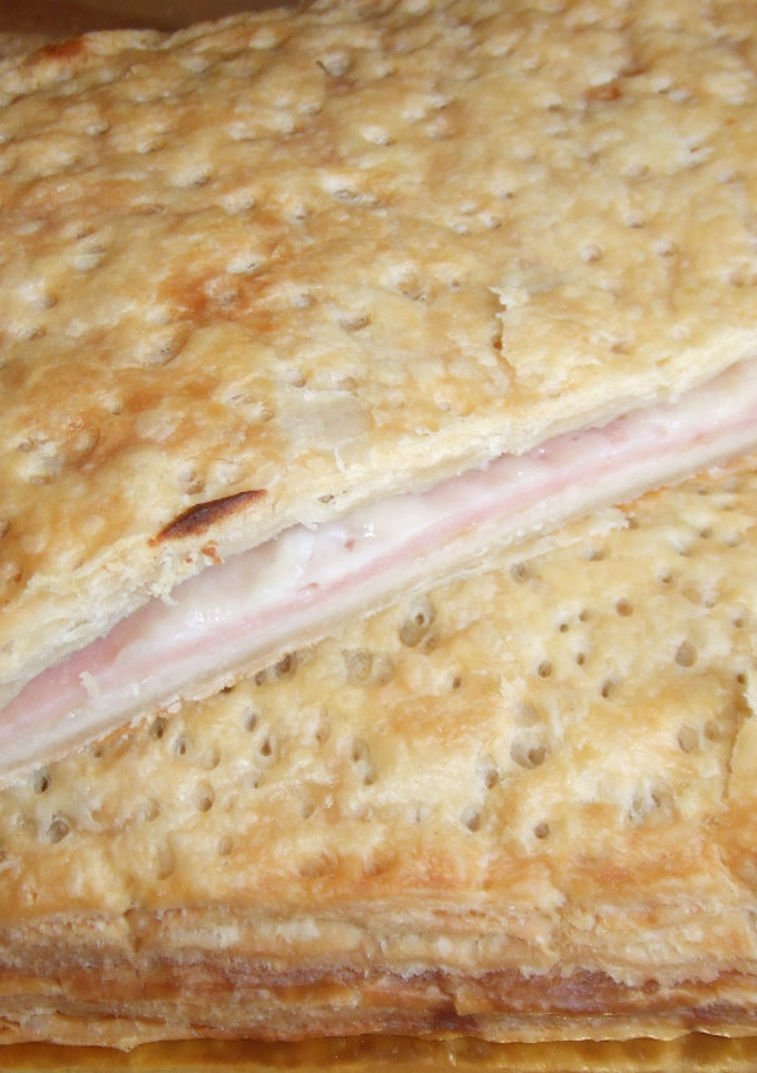 Una foto de Tarta de hojaldre con jamón y quesos variados
