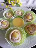 Dolci di sfoglia al limone a forma di rosa con lemon curd