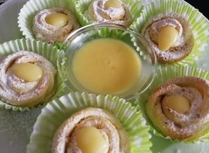 Foto di Dolci di sfoglia al limone a forma di rosa con lemon curd